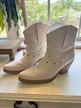 Women’s size 7M Sugar Murray Ivory Western Boots